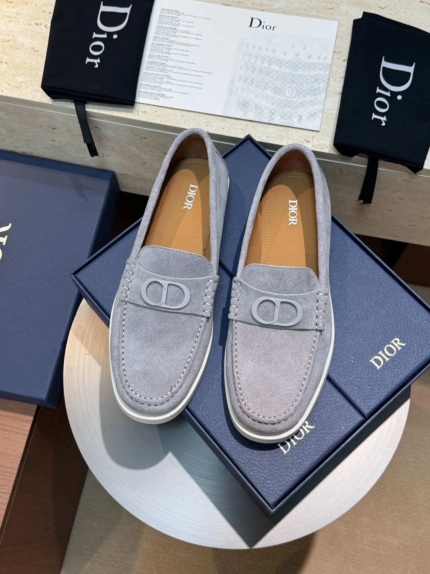 Factory price: 420💰Dior*Granville men's lace-up casual shoes-original replica Buy the original version and get a one-to-one replica. It is a casual dress shoe. Crafted from luxuriously soft navy suede, it features an Oblique printed panel on the upper. The lightweight white rubber sole adds sophistication, with an Oblique pattern engraved on the outsole and branding on the back. Adds elegance to any casual look. Imported cowhide suede + imported cowhide lining + original outsole Size: 39-44 (45 46 customized)